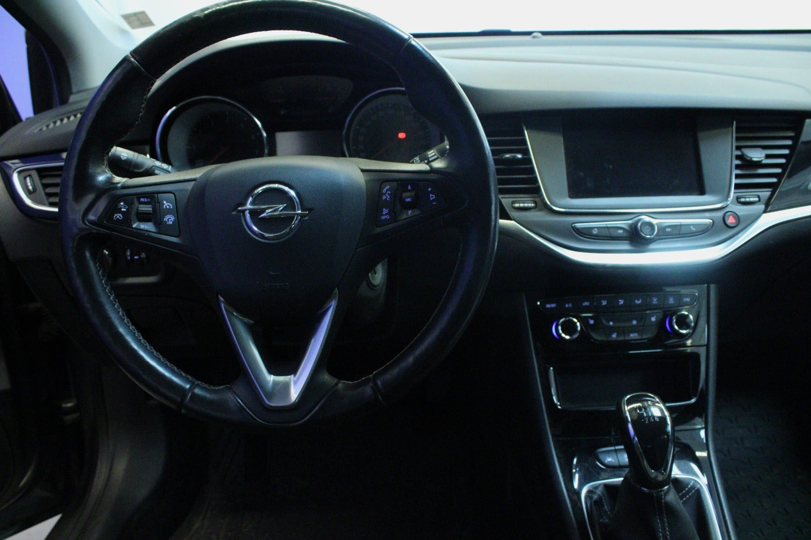 Grå Opel Astra fra 2020
