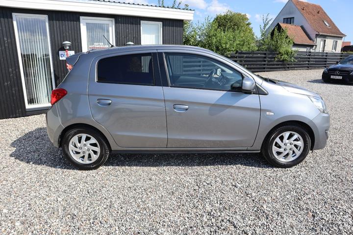 Blå Mitsubishi Space Star fra 2017