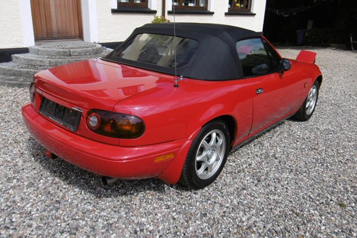 Rød Mazda MX-5 fra 1991