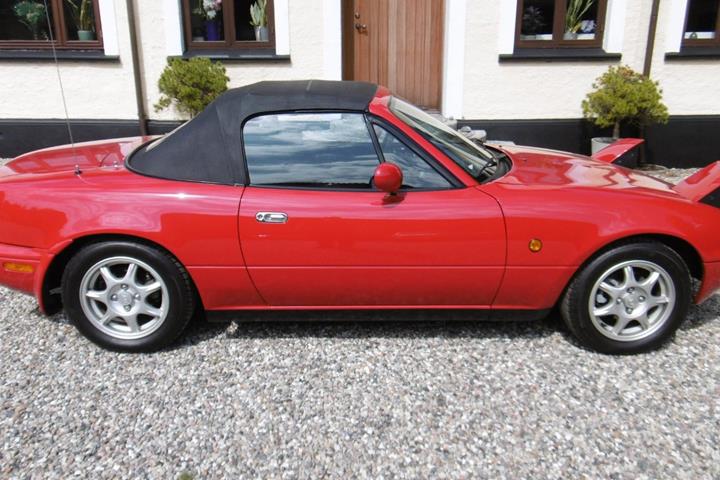 Rød Mazda MX-5 fra 1991