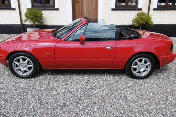 Rød Mazda MX-5 fra 1991