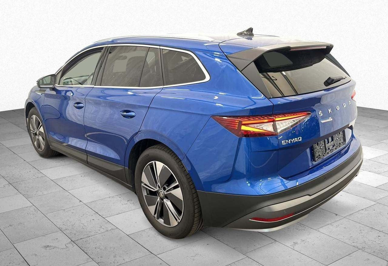 Blå Skoda Enyaq fra 2023