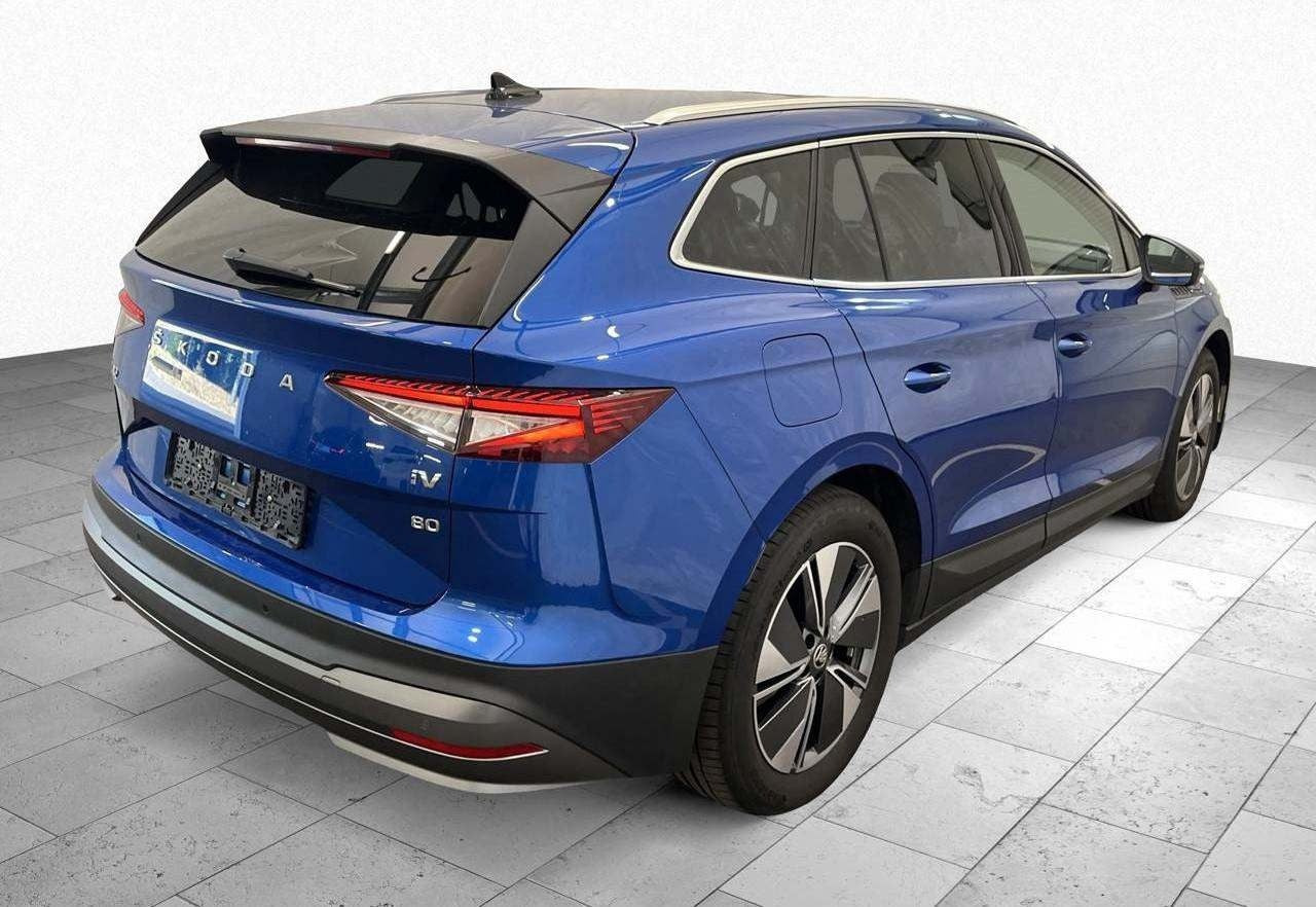 Blå Skoda Enyaq fra 2023