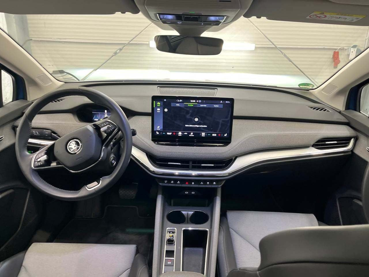 Blå Skoda Enyaq fra 2023