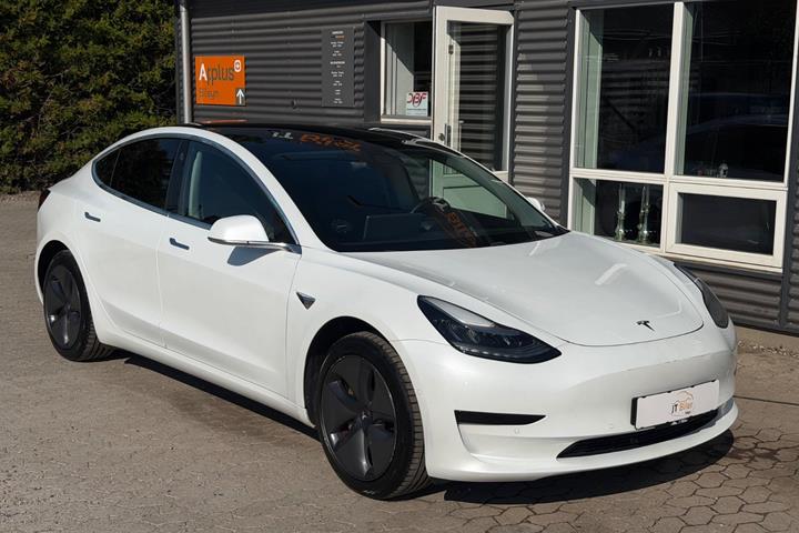 Hvid Tesla Model 3 fra 2019 set udefra