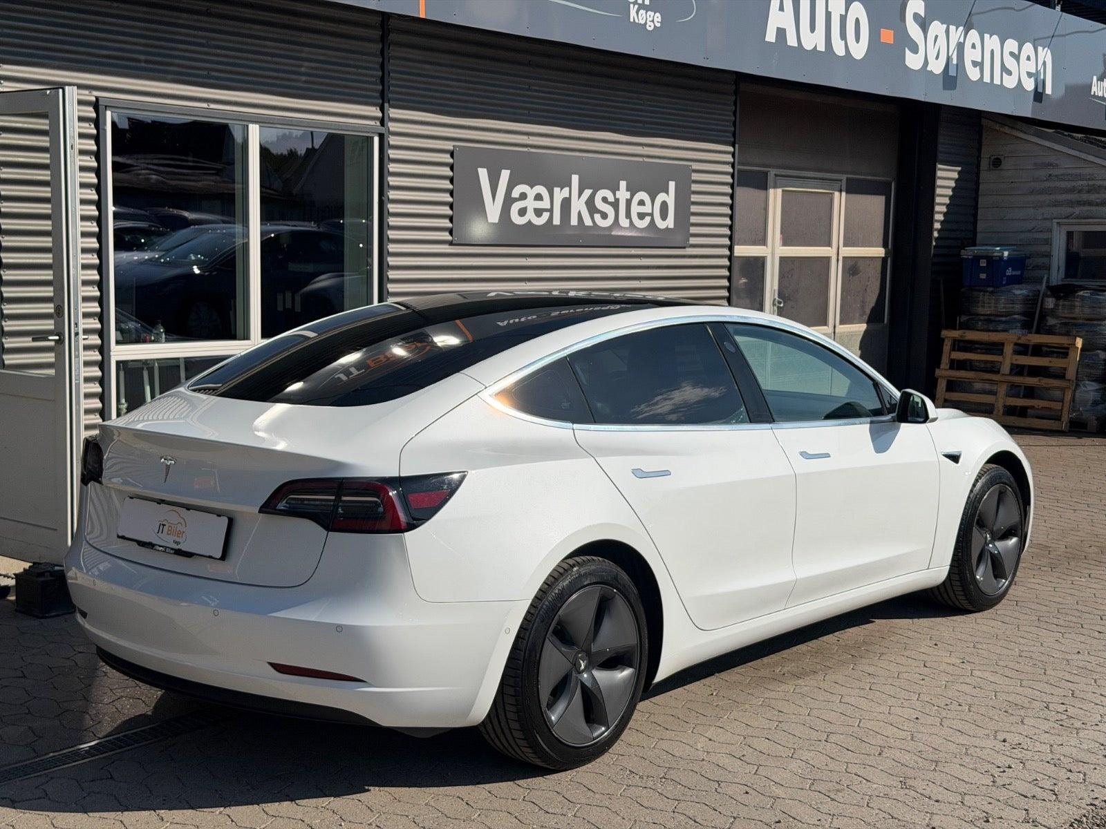 Hvid Tesla Model 3 fra 2019