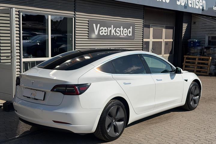 Hvid Tesla Model 3 fra 2019