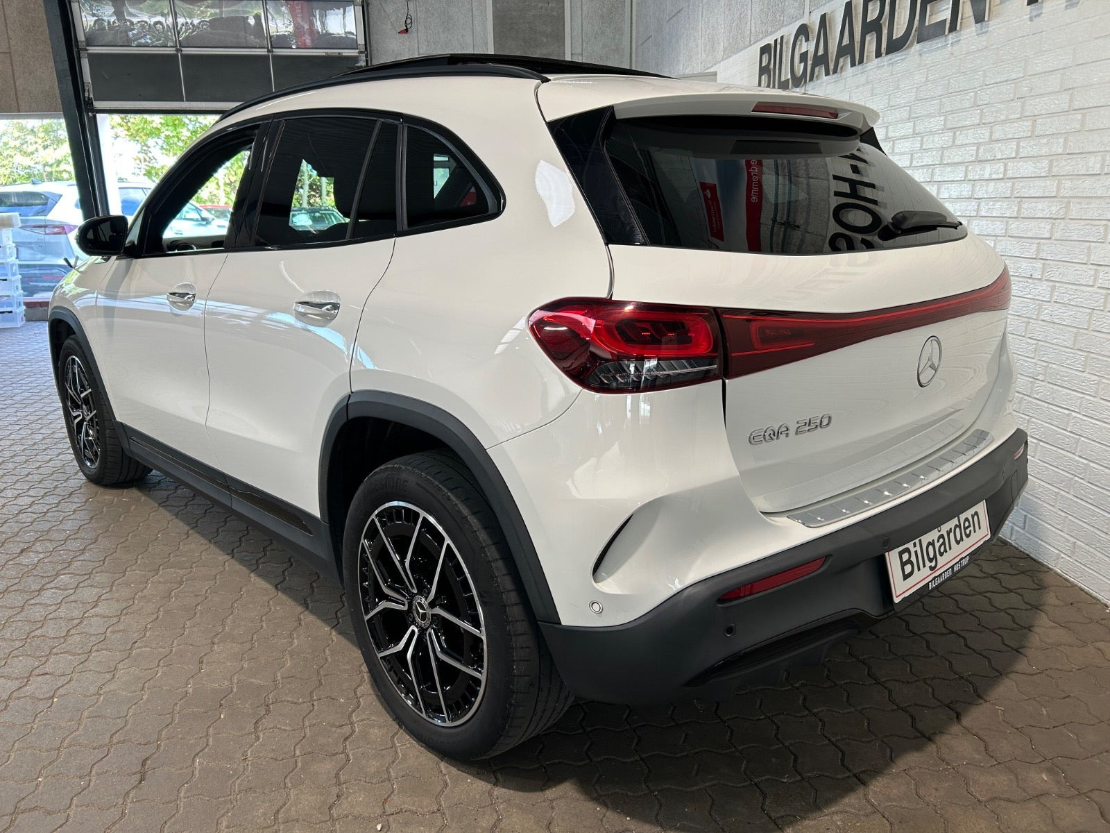 Hvid Mercedes EQA250 fra 2021