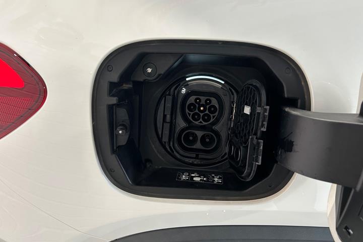 Hvid Mercedes EQA250 fra 2021