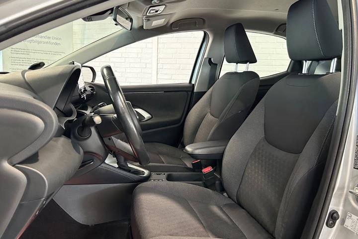 Sølv Toyota Yaris fra 2020