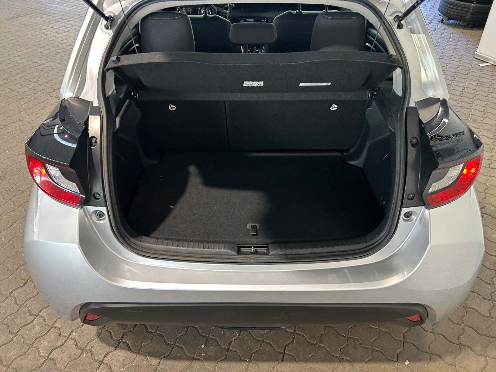 Sølv Toyota Yaris fra 2020