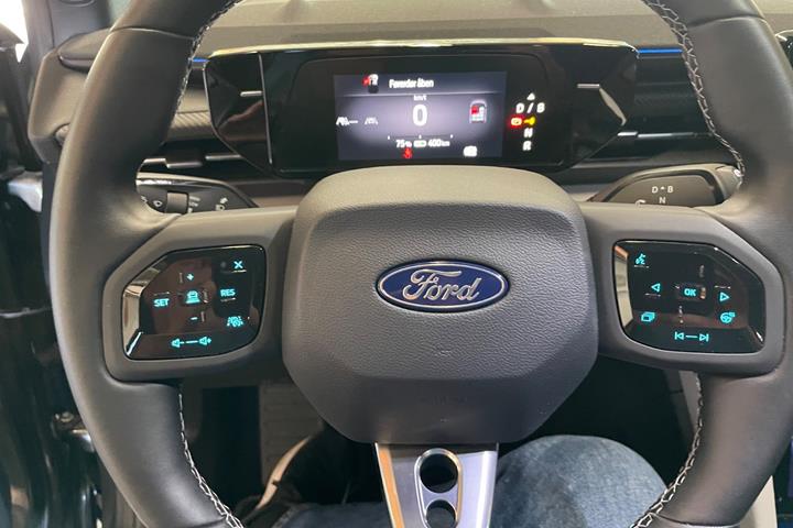 Grå Ford Capri fra 2024