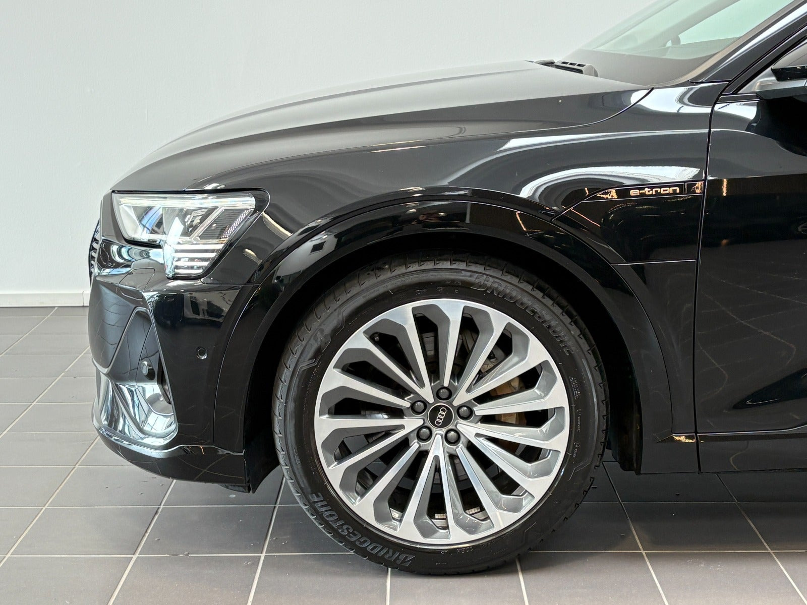 Sort Audi e-tron fra 2023