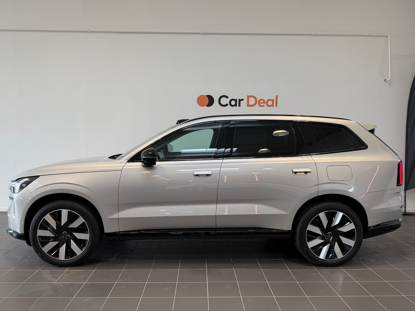 Sølv Volvo EX90 fra 2025