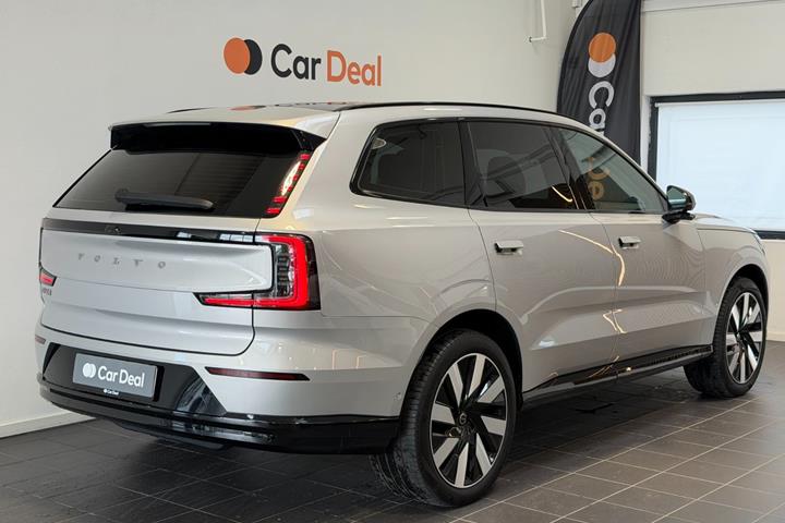 Sølv Volvo EX90 fra 2025