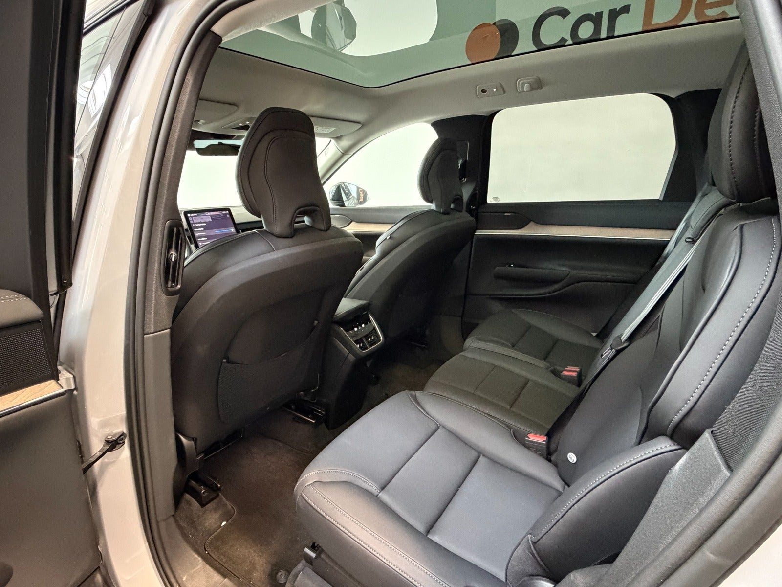 Sølv Volvo EX90 fra 2025