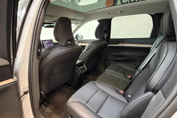 Sølv Volvo EX90 fra 2025