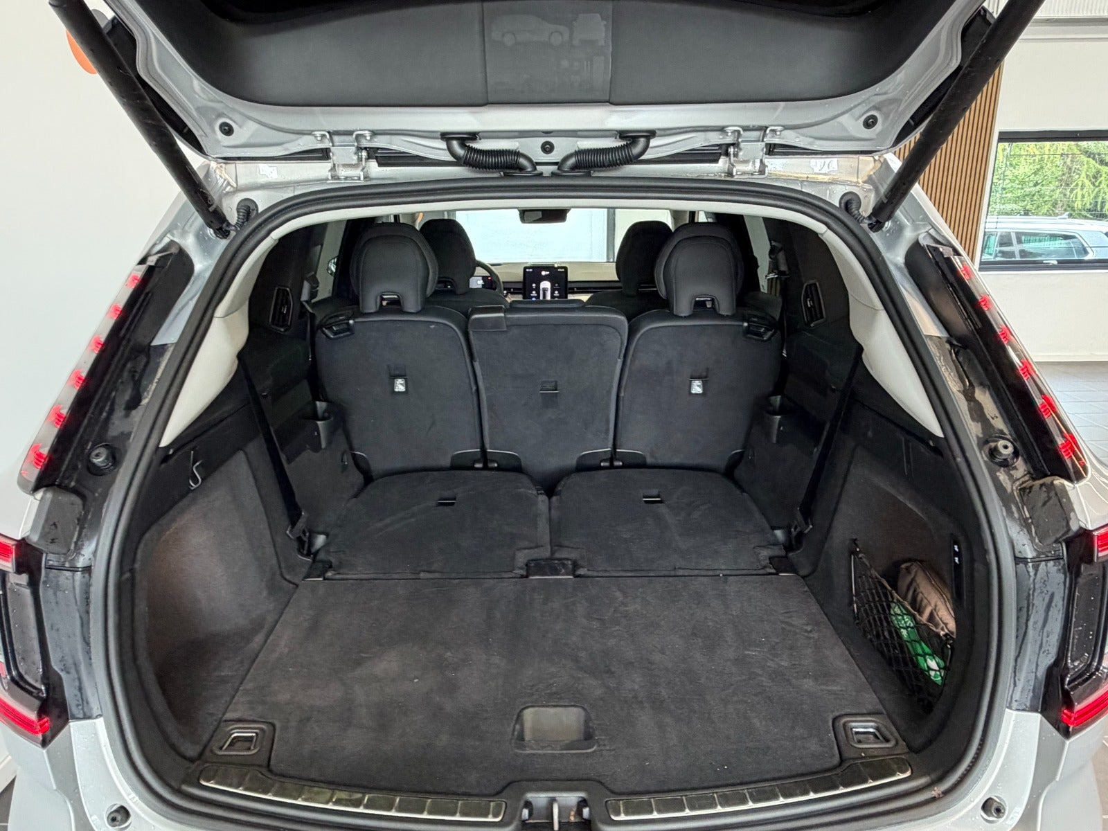 Sølv Volvo EX90 fra 2025