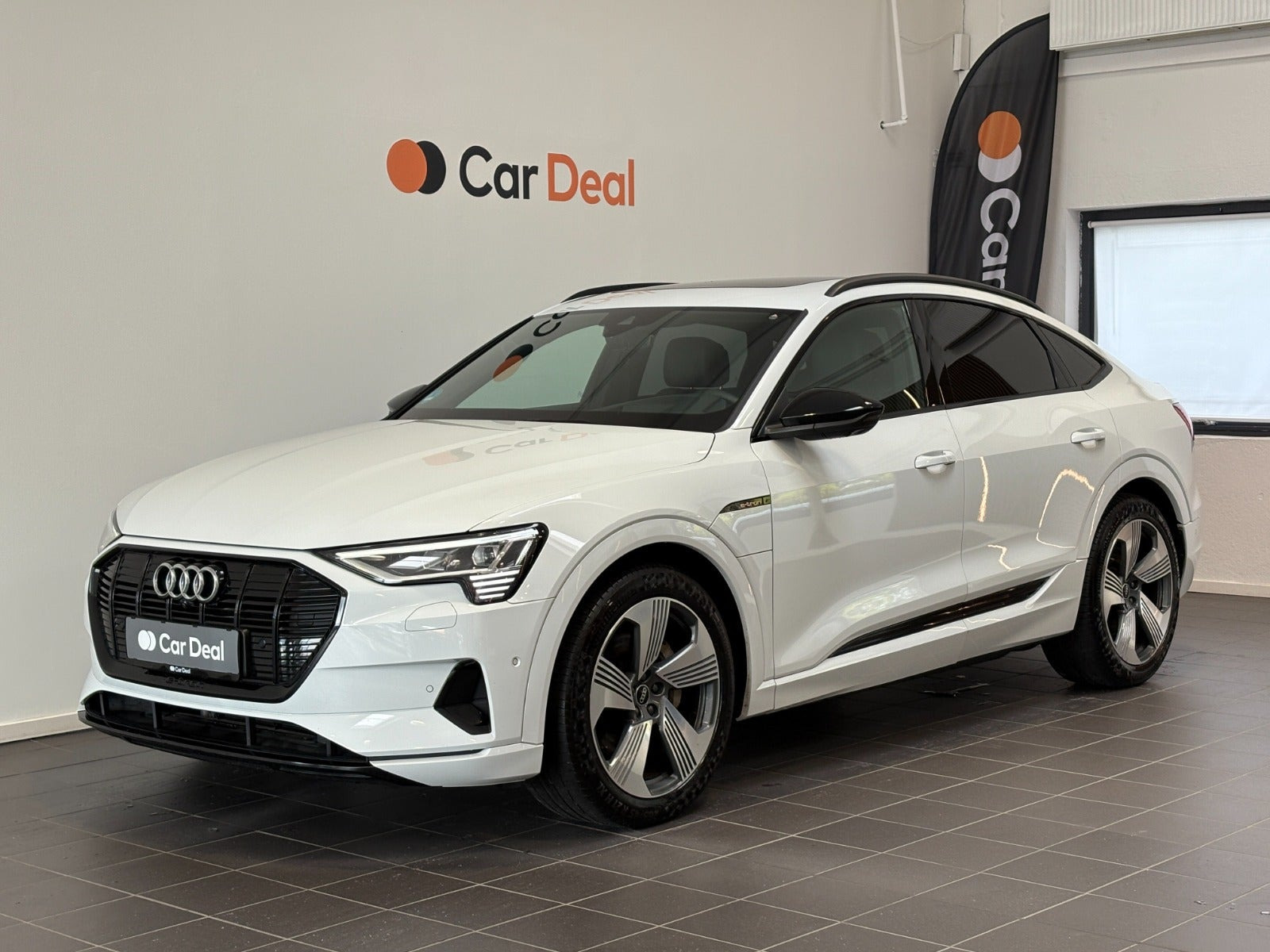 Hvid Audi e-tron fra 2023
