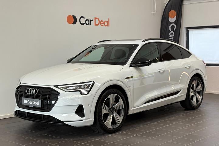 Hvid Audi e-tron fra 2023