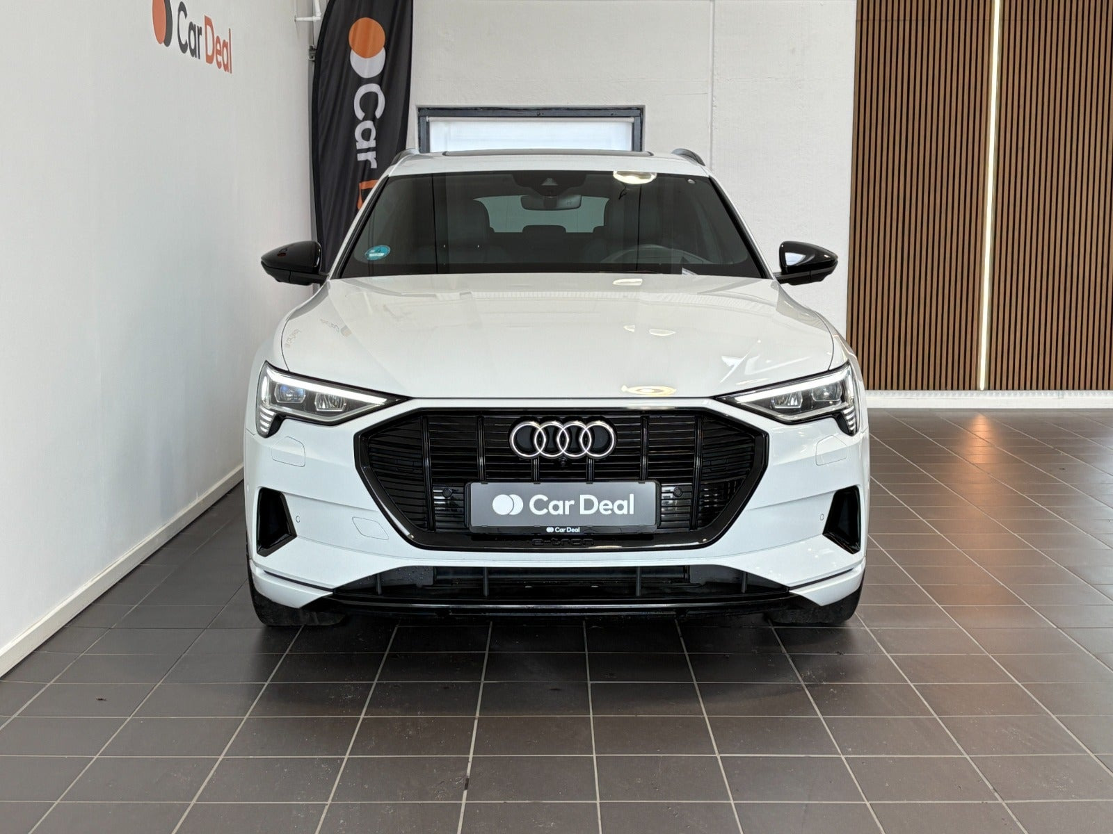 Hvid Audi e-tron fra 2023