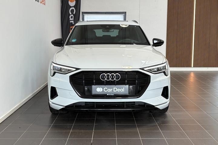 Hvid Audi e-tron fra 2023