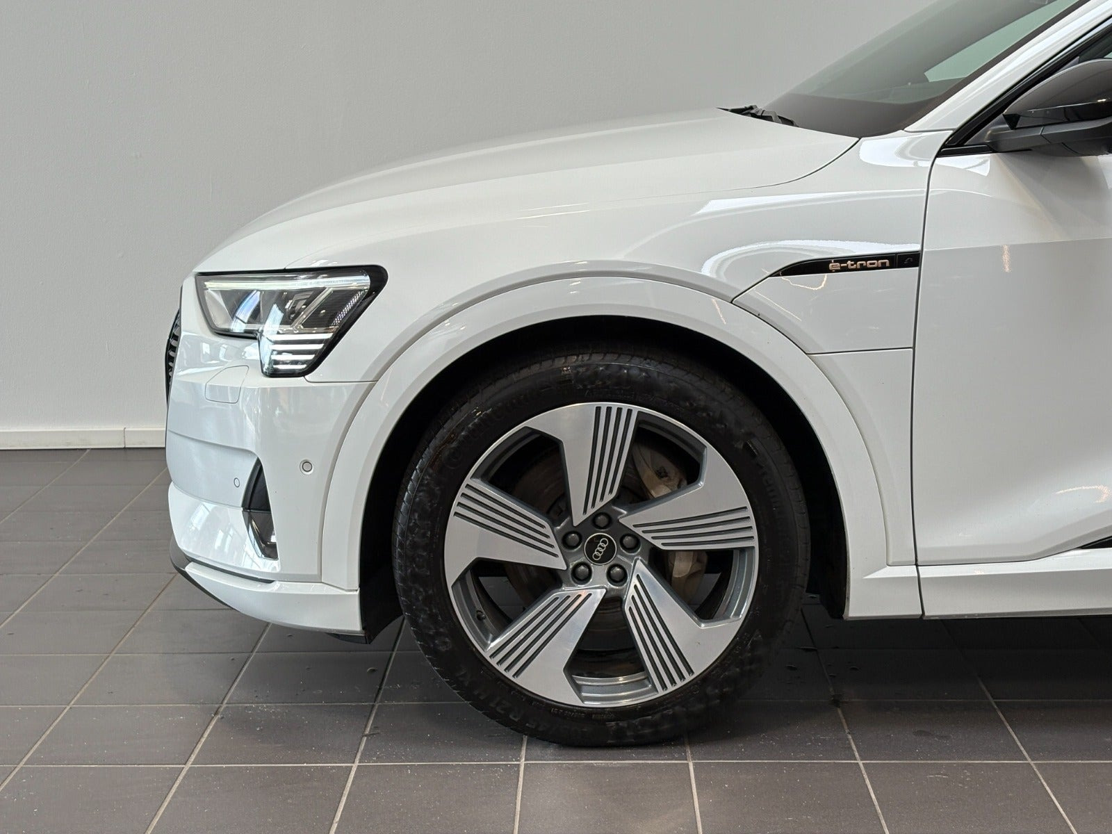 Hvid Audi e-tron fra 2023