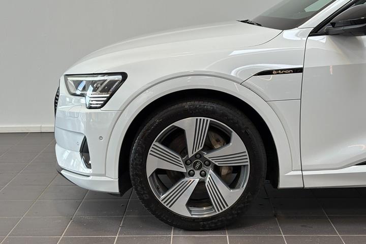 Hvid Audi e-tron fra 2023