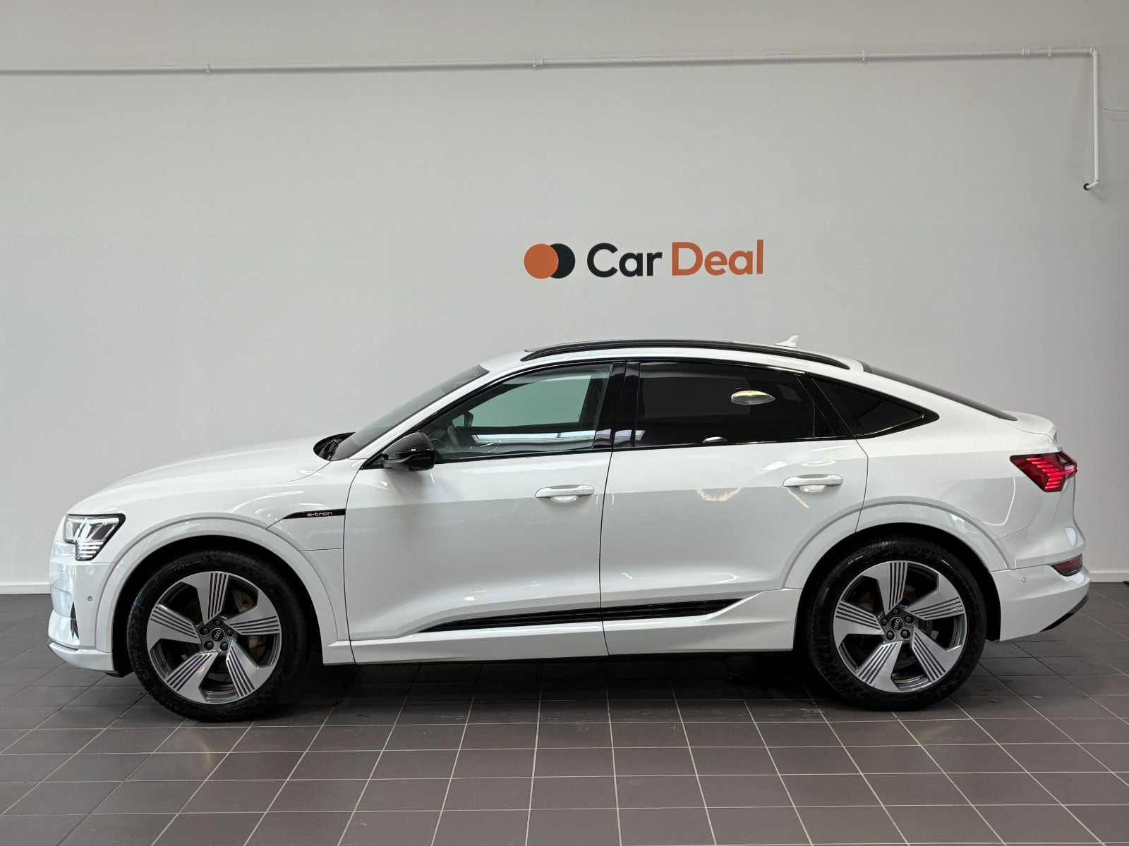 Hvid Audi e-tron fra 2023