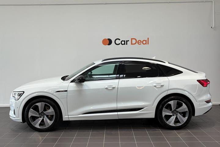 Hvid Audi e-tron fra 2023