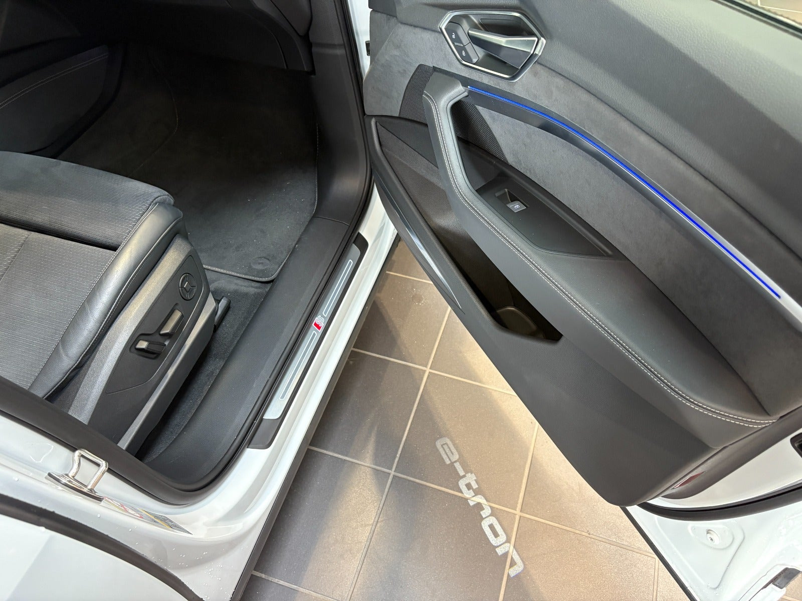 Hvid Audi e-tron fra 2023