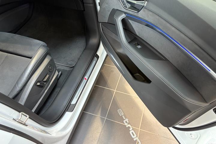 Hvid Audi e-tron fra 2023