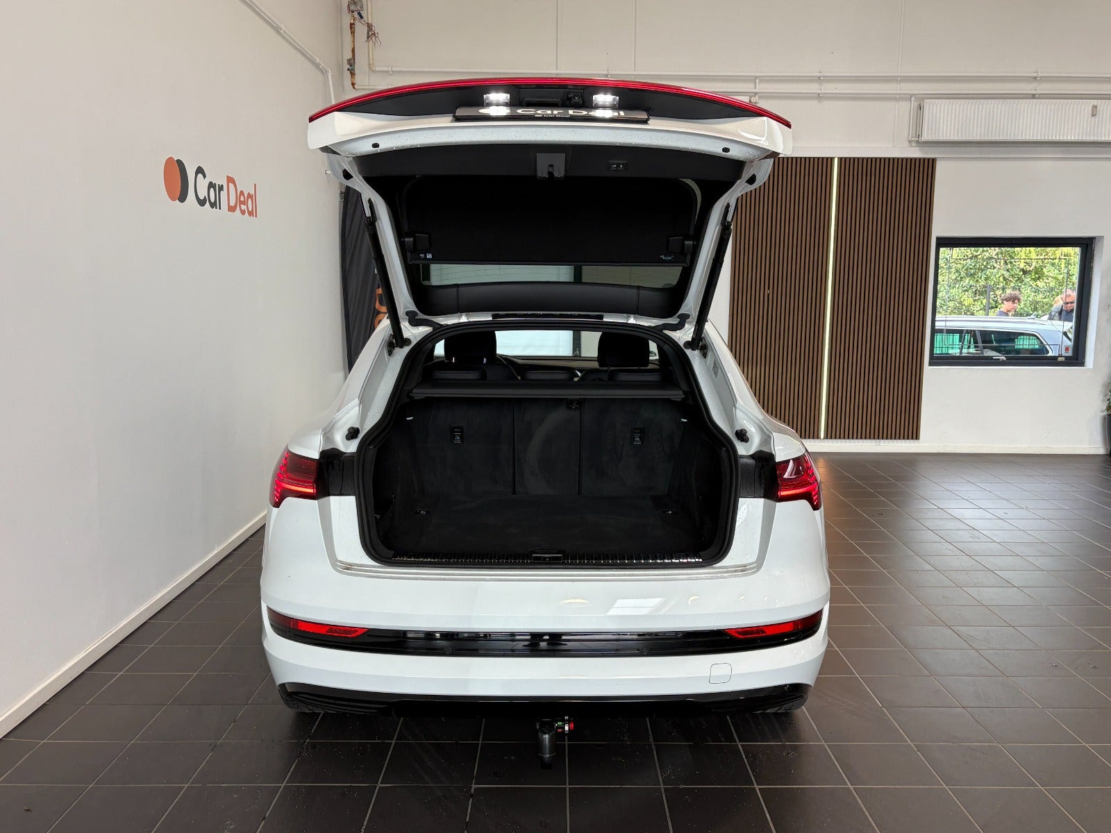 Hvid Audi e-tron fra 2023