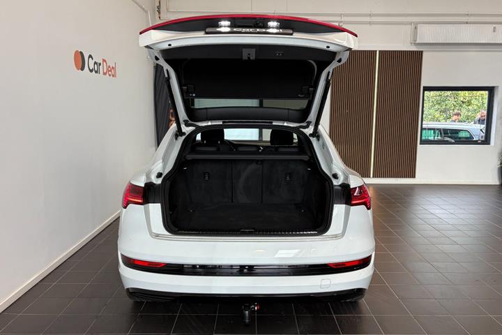 Hvid Audi e-tron fra 2023
