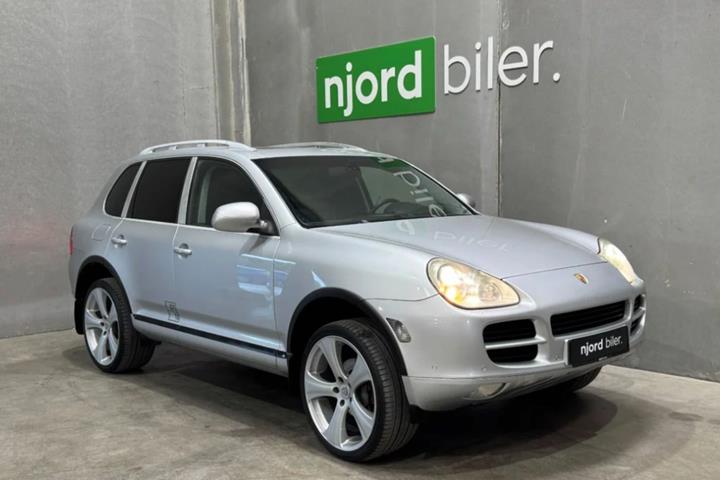 Gul Porsche Cayenne fra 2005