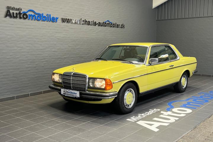 Grøn Mercedes 230 C fra 1979