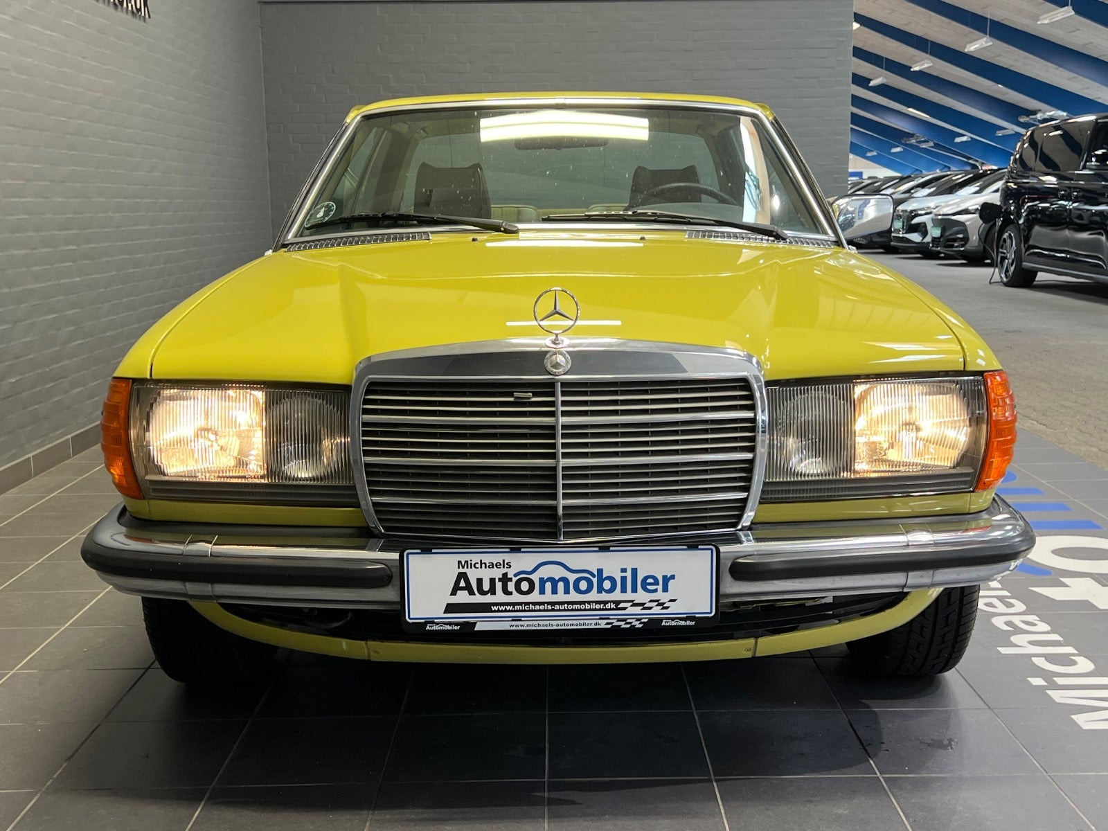 Grøn Mercedes 230 C fra 1979