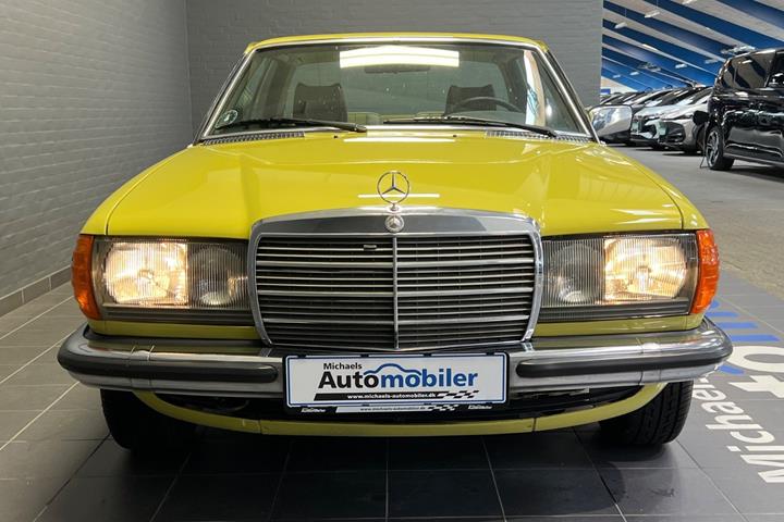 Grøn Mercedes 230 C fra 1979