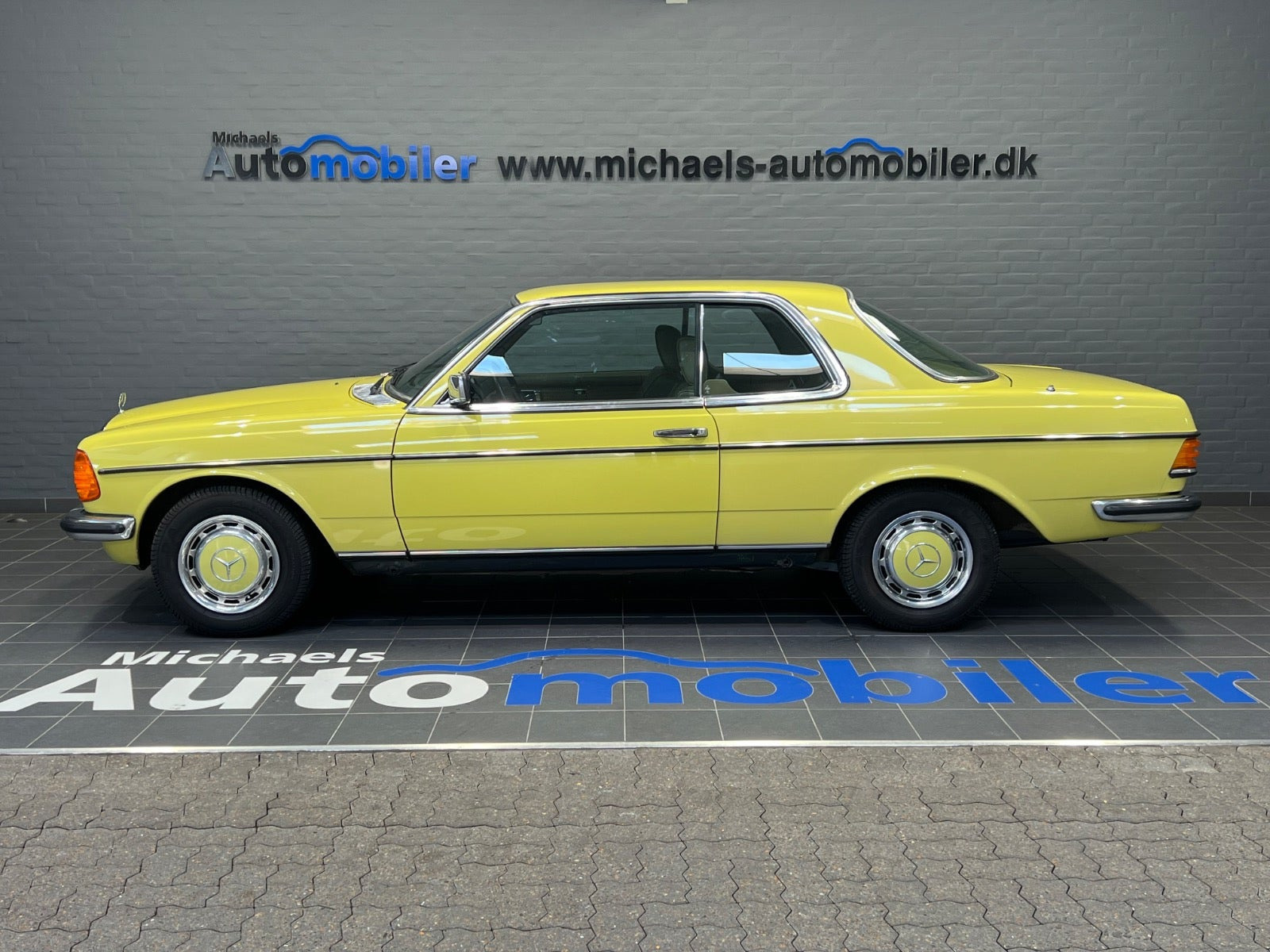 Grøn Mercedes 230 C fra 1979