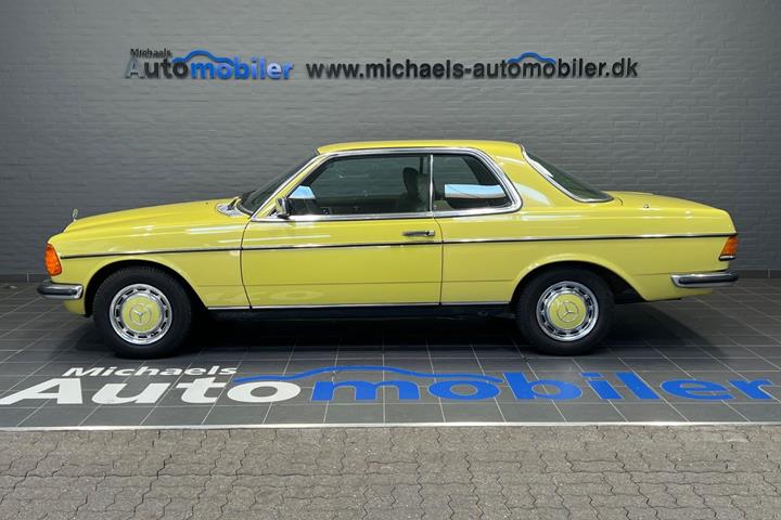 Grøn Mercedes 230 C fra 1979