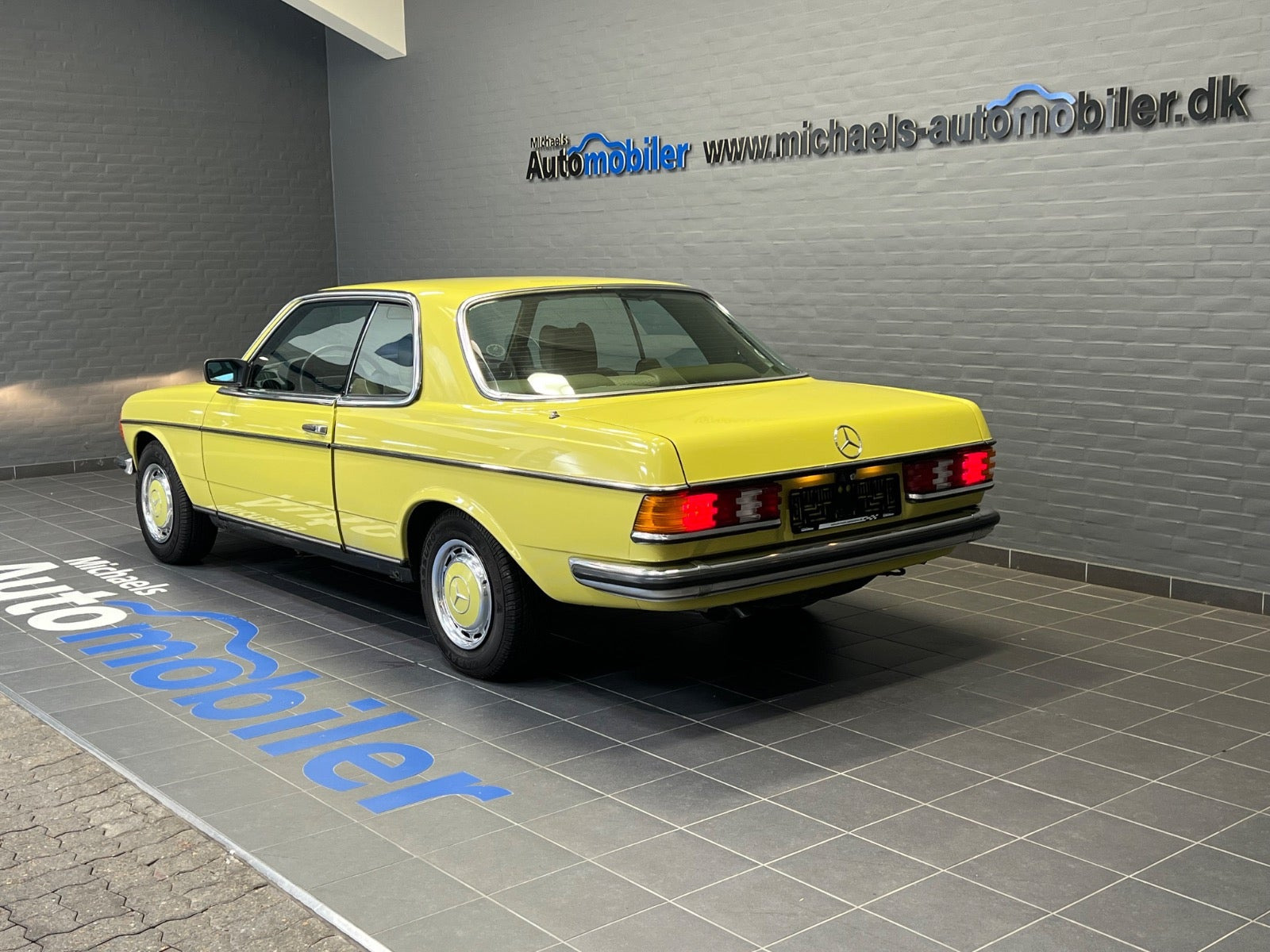 Grøn Mercedes 230 C fra 1979