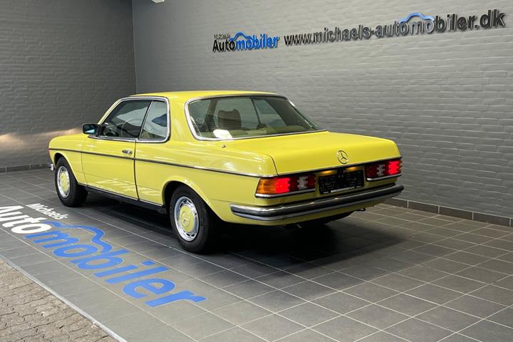 Grøn Mercedes 230 C fra 1979