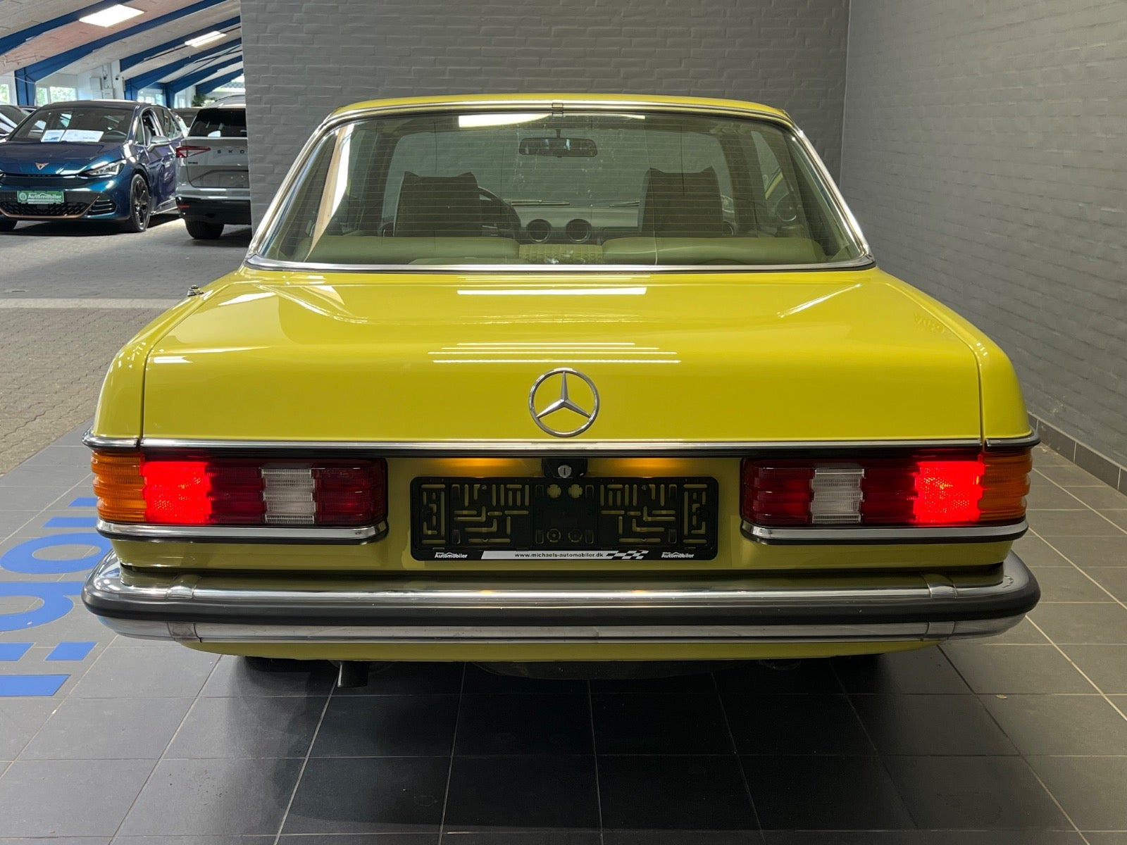 Grøn Mercedes 230 C fra 1979