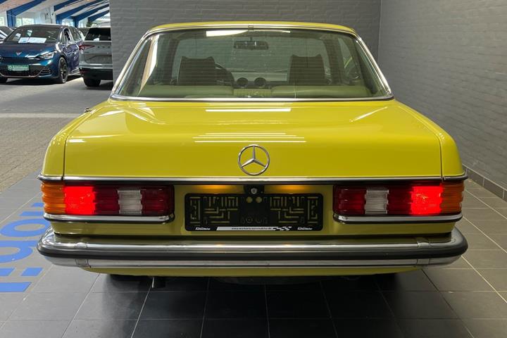 Grøn Mercedes 230 C fra 1979