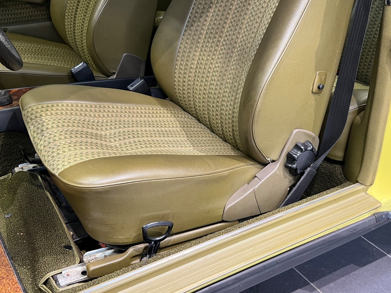 Grøn Mercedes 230 C fra 1979 set indefra