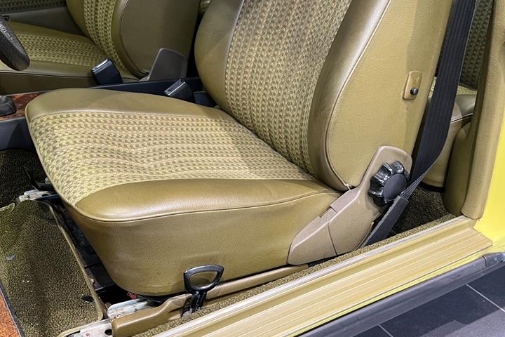 Grøn Mercedes 230 C fra 1979 set indefra