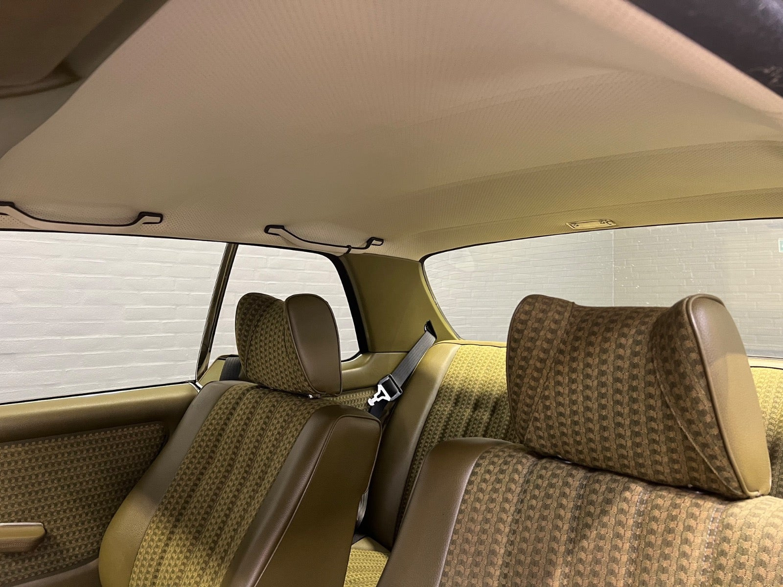 Grøn Mercedes 230 C fra 1979
