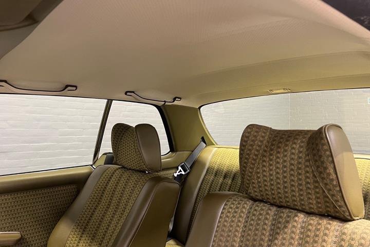 Grøn Mercedes 230 C fra 1979