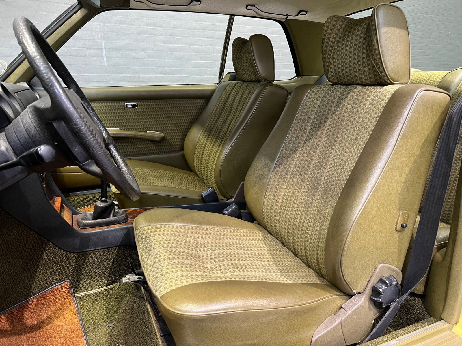 Grøn Mercedes 230 C fra 1979