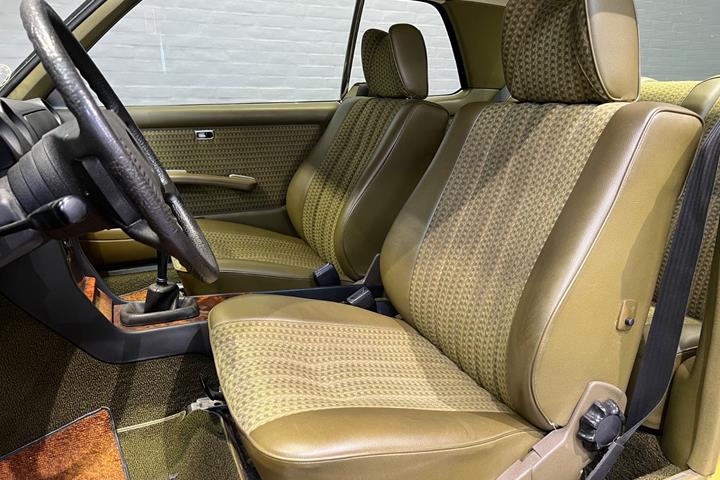 Grøn Mercedes 230 C fra 1979